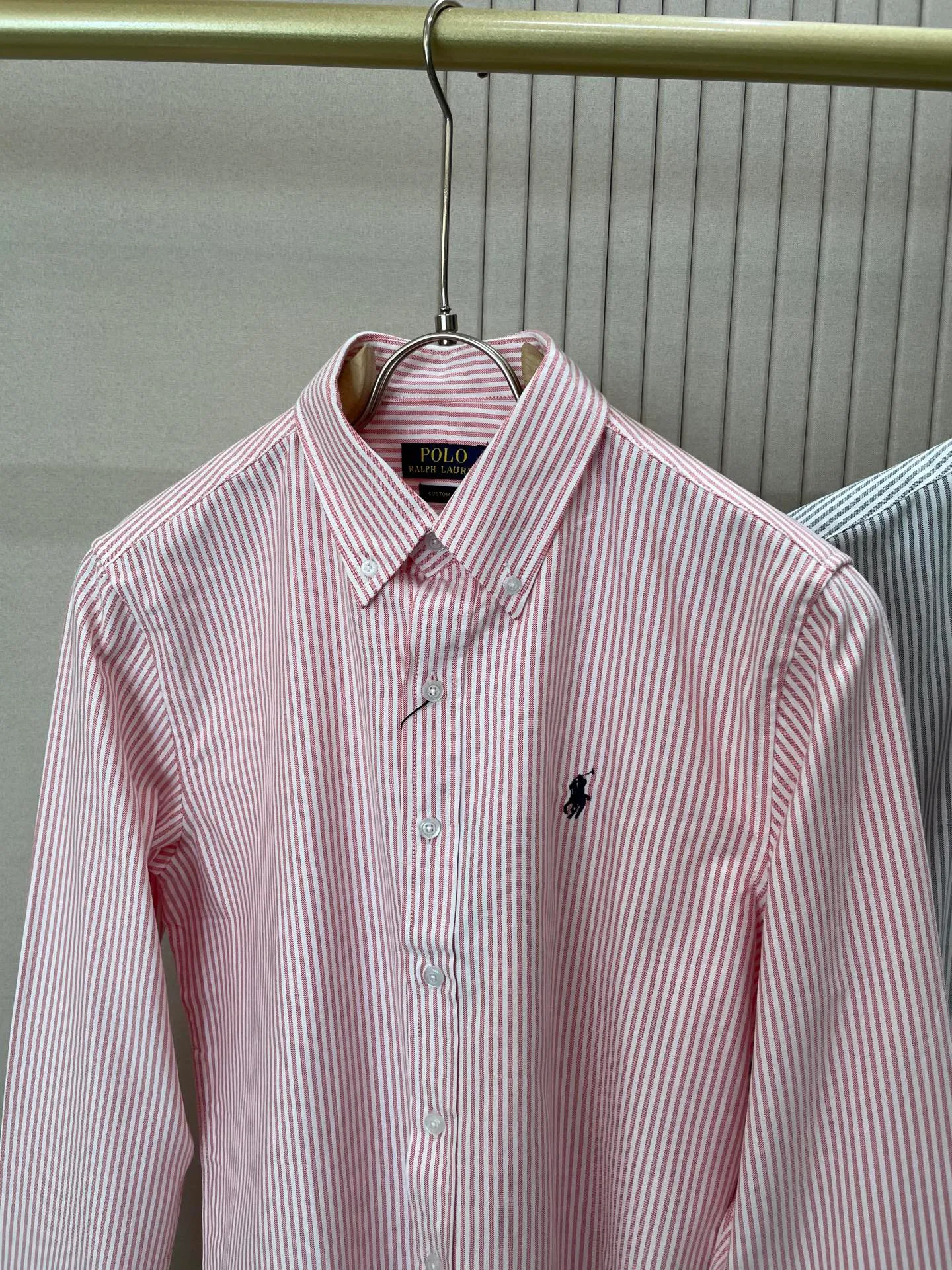 P220 🌸🌸🌸 POLO Ralph Lauren [High Quality] Classic shirt! The classic casual shirt made of pure cotton Oxford cloth has a unique design. It has a simple, clean and classic silhouette design. It is a versatile style that can be switched at will. The fabric feels soft and delicate, highly breathable, and is close to the skin and comfortable to wear. It can be worn alone as an inner layer. Its versatile performance is beyond your imagination! The upper body of the ready-to-wear is simple and classic yet elegant! Size:M-XXL